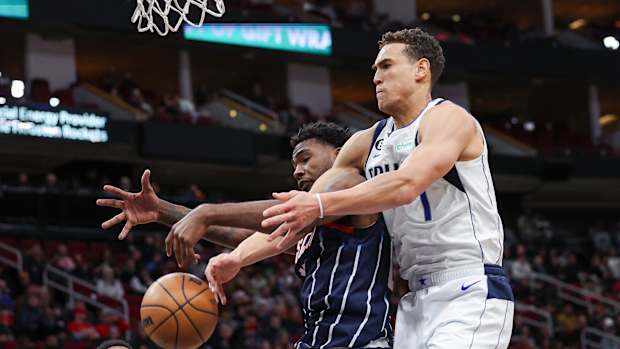 Dwight Powell Tari Eason Mavericks